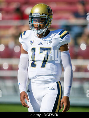 Palo Alto, CA. 19. Oktober 2013. UCLA Bruins Quarterback Brett Hundley (17) erwärmt sich vor dem NCAA Football-Spiel zwischen der Stanford Cardinal und die UCLA Bruins im Stanford Stadium in Palo Alto, CA. Stanford besiegt UCLA 24-10. Damon Tarver/Cal Sport Media/Alamy Live-Nachrichten Stockfoto