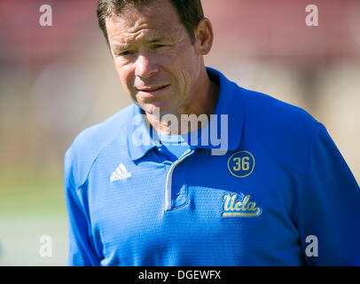 Palo Alto, CA. 19. Oktober 2013. UCLA Bruins head Coach Jim Mora vor dem NCAA Football-Spiel zwischen der Stanford Cardinal und die UCLA Bruins im Stanford Stadium in Palo Alto, CA. Stanford besiegt UCLA 24-10. Damon Tarver/Cal Sport Media/Alamy Live-Nachrichten Stockfoto