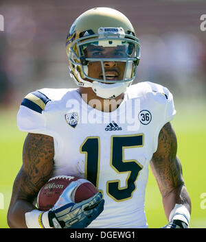 Palo Alto, CA. 19. Oktober 2013. UCLA Bruins Wide Receiver Devin Lucien (15) erwärmt sich vor dem NCAA Football-Spiel zwischen der Stanford Cardinal und die UCLA Bruins im Stanford Stadium in Palo Alto, CA. Stanford besiegt UCLA 24-10. Damon Tarver/Cal Sport Media/Alamy Live-Nachrichten Stockfoto