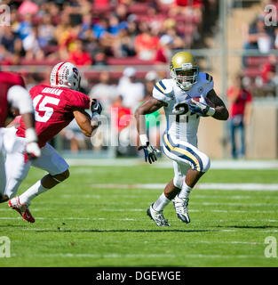 Palo Alto, CA. 19. Oktober 2013. UCLA Bruins Runningback Paul Perkins (24) in Aktion während der NCAA Football-Spiel zwischen der Stanford Cardinal und die UCLA Bruins im Stanford Stadium in Palo Alto, CA. Stanford besiegte UCLA 24-10. Damon Tarver/Cal Sport Media/Alamy Live-Nachrichten Stockfoto