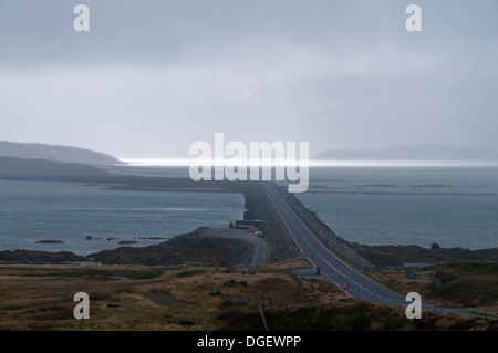 Der Causeway auf Eriskay von South Uist im Regen Stockfoto