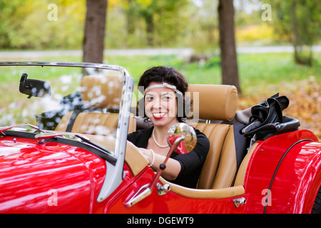 Allgemein junge Frau Lächeln nach roten Autorades Stockfoto
