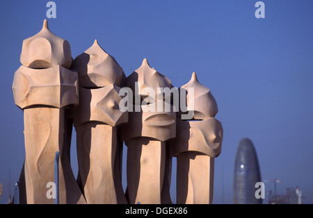 Casa Mila, Türme s (Gaudi) Lüftung auf dem Dach des Casa Milà und der Torre Agbar (Jean Nouvel), Barcelona. Stockfoto