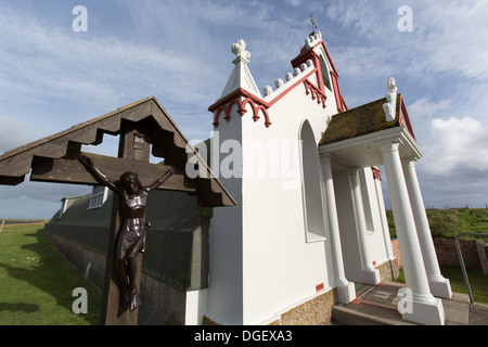 Inseln von Orkney, Schottland. Malerische externe Sicht auf die italienische Kapelle auf Orkney Insel von Lamb Holm. Stockfoto