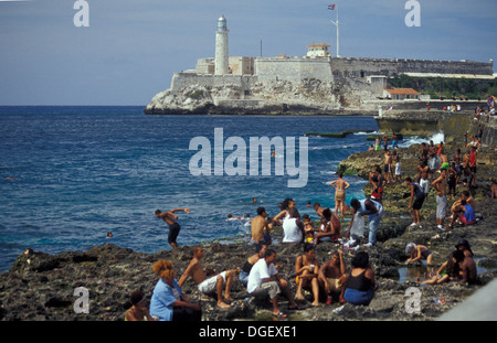 Familien genießen das Wochenende in der Malecón (offiziell Avenida de Maceo) entlang der Küste in Havanna, Kuba Stockfoto