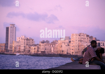 Paar in Liebe während des Sonnenuntergangs in der Malecón (offiziell Avenida de Maceo) Havanna, Kuba Stockfoto