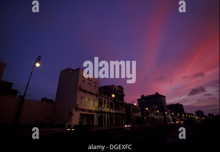 Abenddämmerung in HE Malecón (offiziell Avenida de Maceo) entlang der Küste in Havanna, Kuba Stockfoto