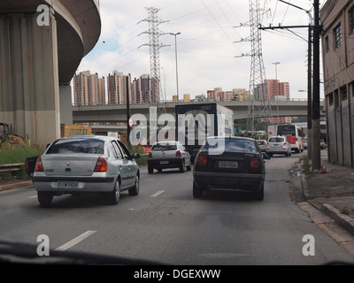 Verkehr auf der viel befahrenen Hauptstraßen in der Stadt Sao Paulo in Brasilien Stockfoto