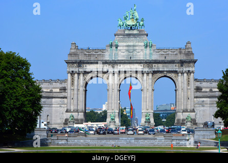 Der triumphbogen Arcade du Cinquantenaire und die Quadriga berechtigt, die Erhöhung der nationalen Flagge Brabant Brüssel Belgien Stockfoto