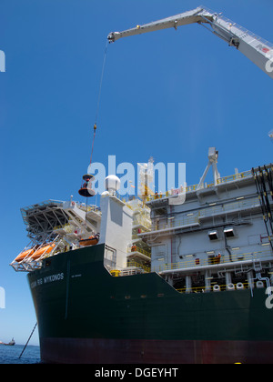 Besatzungsmitglieder der Bohrinsel wurde transportiert auf einem Korb zu einem Lieferung/Transport-Schiff an der Küste von Rio De Janeiro, Brasilien Stockfoto