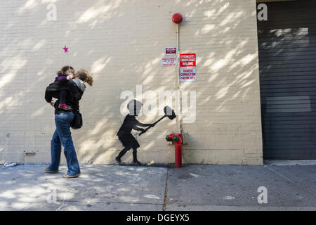 New York, USA. 20. Oktober 2013. Street-Art-Fans strömen in Stadtteil Upper West Side von New York auf Sonntag, 20. Oktober 2013, der zwanzigsten Ausgabe von Banksy-Graffiti-Kunst zu sehen. Die schwer fassbare Streetart-Künstler schafft Werke rund um die Stadt jeden Tag im Laufe des Monats Oktober. Bildnachweis: Richard B. Levine/Alamy Live-Nachrichten Stockfoto