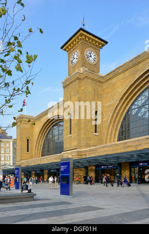 Umgestaltete Platz der Könige Cross und Eisenbahn station Fassade Teil der Sanierung der Kings Cross station Stockfoto