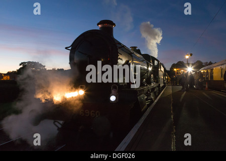 GWR Hall Klasse 6960 Raveningham Hall bringt den letzten Zug in Bishops Lydeard Station auf der West Somerset Railway Stockfoto