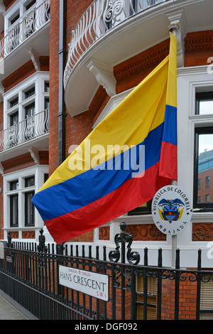 Nationalflagge außerhalb der Botschaft von Kolumbien in Hans Crescent London Stockfoto