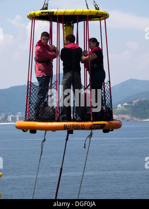 Besatzungsmitglieder der Bohrinsel wurde transportiert auf einem Korb zu einem Lieferung/Transport-Schiff an der Küste von Rio De Janeiro, Brasilien Stockfoto