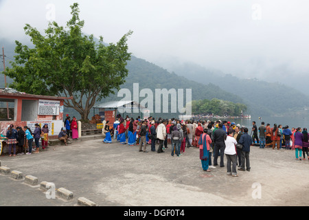 Deovtees warten auf ein Boot fahren zum Tal Barahi Tempel auf Phewa See - Pokhara, Pokhara Tal Gandaki Zone, Nepal Stockfoto