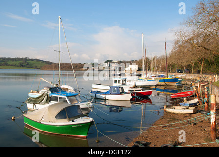 kleine Boote vertäut an sonnigen Ecke auf dem Fluss Fal in der Nähe von Truro in Cornwall, Großbritannien Stockfoto