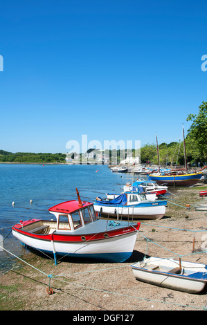 kleine Boote vertäut an sonnigen Ecke auf dem Fluss Fal in der Nähe von Truro in Cornwall, Großbritannien Stockfoto