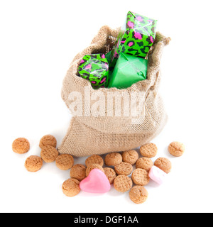 Eine Jute-Tasche mit Geschenken für die Feier des niederländischen Urlaubs "Sinterklaas" am 5. Dezember Stockfoto