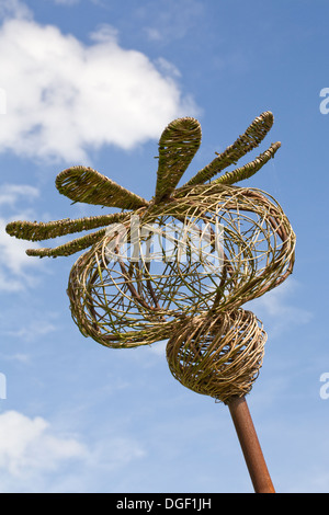 Willow Mohn Seedhead Bildhauerei an Ryton Bio-Garten. Stockfoto