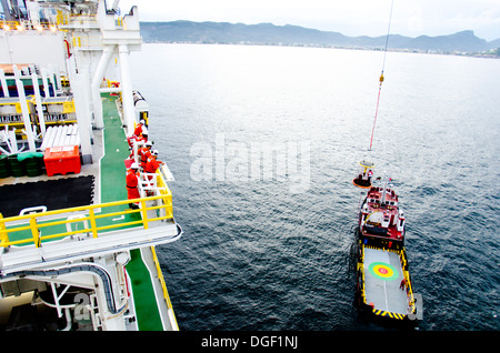 Besatzungsmitglieder der Bohrinsel wurde transportiert auf einem Korb zu einem Lieferung/Transport-Schiff an der Küste von Rio De Janeiro, Brasilien Stockfoto