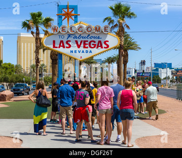 Touristen, die Schlange, um ein Foto gemacht unter den Empfang Fabulous Las Vegas Sign, Las Vegas, Nevada, USA Stockfoto