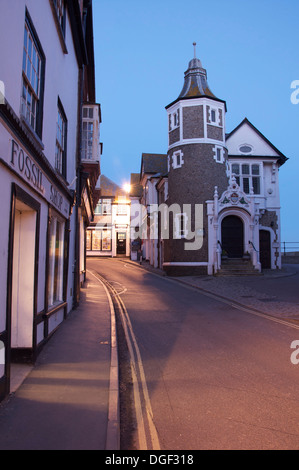 Jurassic Coast. Die malerische und historische Lyme Regis Guildhall, mit schmalen Brücke Straße schlängelt sich durch die Altstadt in der Nacht. Dorset, England, Vereinigtes Königreich. Stockfoto