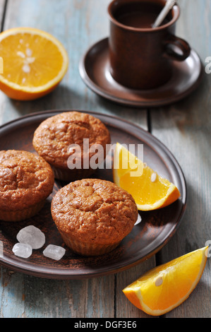 Karotten-Muffins mit frischen Orangen Früchten auf hölzernen Hintergrund Stockfoto