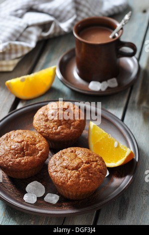 Karotten-Muffins mit frischen Orangen Früchten auf hölzernen Hintergrund Stockfoto