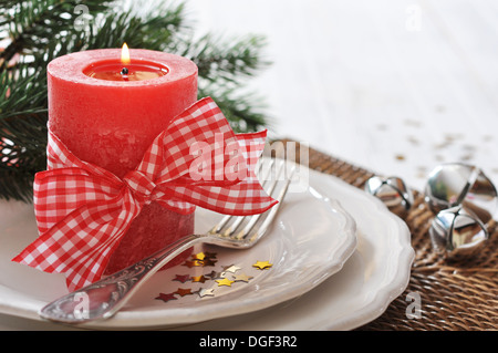 Weihnachten Tischdekoration mit roten Kerze und Tannen Ast Stockfoto