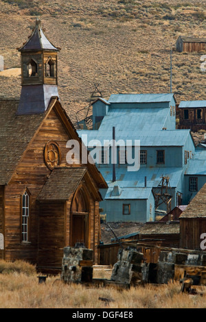 Evangelisch-methodistische Kirche und Pochwerk mir, Bodie State Historic Park, Mono County, Kalifornien Stockfoto