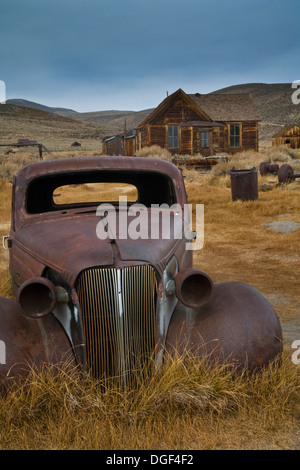 Alte rostige Autos im Feld, Bodie State Historic Park, Mono County, Kalifornien Stockfoto