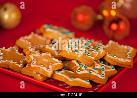 Lebkuchen-Sterne mit Zucker Kugeln geschmückt. Stockfoto