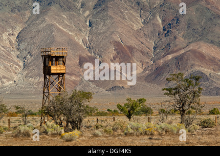 Replica-Wachturm, Internierungslager Manzanar japanische dem zweiten Weltkrieg, in der Nähe von Unabhängigkeit, östliche Sierra, California Stockfoto