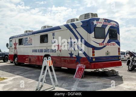 South Bloodmobile mobile Blut Spende Bus Altfahrzeug am Cedar Key Seafood Festival 2013 eingerichtet. Stockfoto