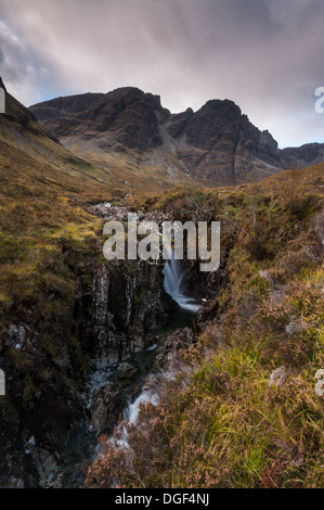 Wasserfälle auf der Allt Na Dunaiche, mit Bla Bheinn und Clach Glas im Hintergrund, Isle Of Skye Stockfoto