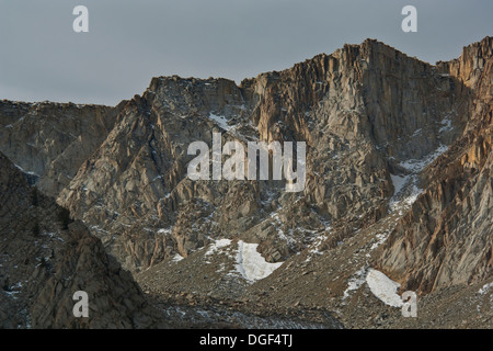 Berggipfel und Ridge in der Nähe von Tioga Pass, Mono County, Kalifornien Stockfoto