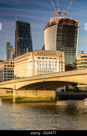 Walkie Talkie, Cheesegrater, Heron-Tower unter London Brücke Stockfoto