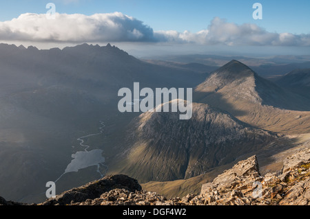 Blick vom Bla Bheinn über Loch ein Athain, Ruadh Stac, Marsco und Glen Sligachan auf der Black Cuillin Stockfoto