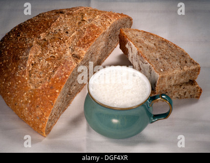 Brot mit einer Tasse Buttermilch Stockfoto