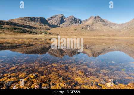 Bla Bheinn, abgelegenen Hügel der Black Cuillin Gebirges, spiegelt sich in Loch ich aus Torrin, Isle Of Skye, Schottland Stockfoto