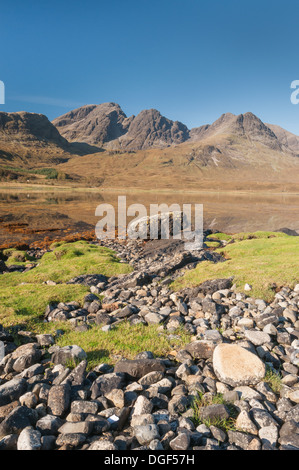 Felsige Ufer von Loch ich bei Torrin, mit Bla Bheinn und Clach Glas im Hintergrund, Isle Of Skye Stockfoto