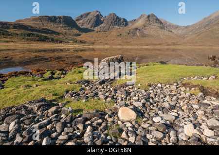 Felsige Ufer von Loch ich bei Torrin, mit Bla Bheinn und Clach Glas im Hintergrund, Isle Of Skye Stockfoto