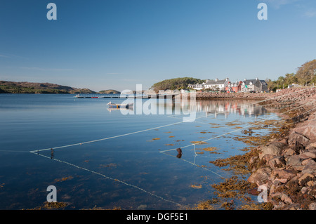 Shieldaig Dorf und Loch Shieldaig auf einer ruhigen blauen Himmel Tag, Wester Ross, Schottisches Hochland Stockfoto