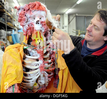 Potsdam, Deutschland. 16. Oktober 2013. Torsten Kroll arbeitet an einem Skelett im Filmpark Babelsberg in Potsdam, Deutschland, 16. Oktober 2013. Der Movie Park bereitet derzeit die kommenden Horror-Nächte. Foto: Bernd Settnik/ZB/Dpa/Alamy Live News Stockfoto