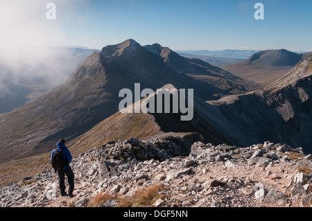 Walker auf dem Gipfelgrat des Spidean Coire Nan Clach, Beinn Eighe mit Blick auf Gipfelns, Torridon, Wester Ross, Schottland Stockfoto