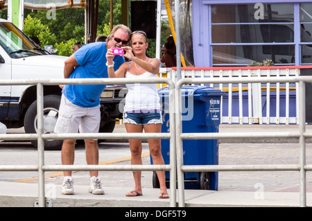 Frau Mann unter malerischen Bild mit kleinen kompakten Begleitung point and shoot Kamera in Cedar Key, Golfküste von Florida. Stockfoto