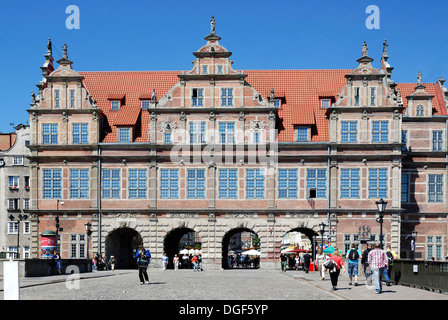 Historische Altstadt von Danzig mit dem grünen Tor auf dem langen Markt. Stockfoto