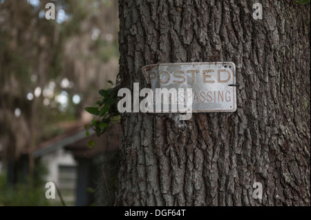 Gebucht, kein Hausfriedensbruch Zeichen an einer Eiche im Marion County, Florida USA angeschlossen. Stockfoto