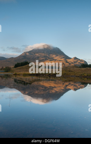 Porträt der Sgurr Dubh spiegelt sich in Loch Clair, Glen Torridon, Wester Ross, Schottisches Hochland, Schottland Stockfoto